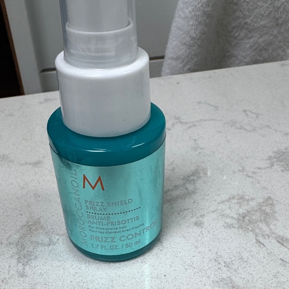 Moroccanoil Frizz Control Spray in Teal